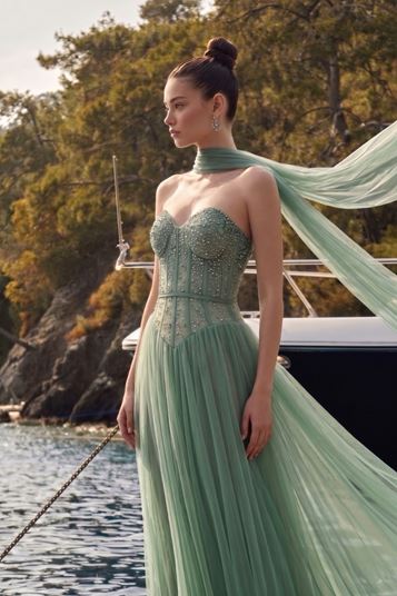 Robe de soirée bustier à bretelles Çağla